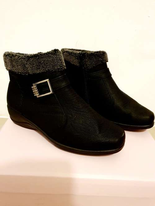 SIZE 5 / 6 Womens Black Synthetic-PU Ankle Boots with Grey Fur Trimming Size 5 / 6 ONLY