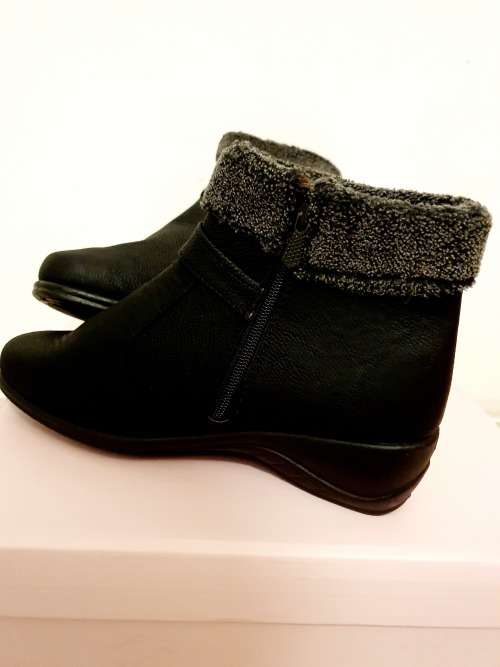 SIZE 5 / 6 Womens Black Synthetic-PU Ankle Boots with Grey Fur Trimming Size 5 / 6 ONLY