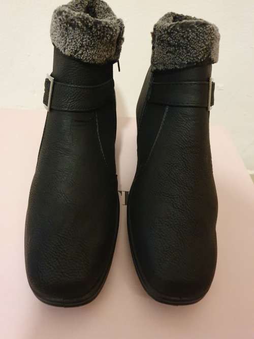 SIZE 5 / 6 Womens Black Synthetic-PU Ankle Boots with Grey Fur Trimming Size 5 / 6 ONLY