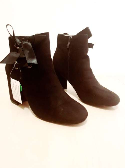 ** Size 4 Stylish Bow/Ribbon Suede Ankle Boots Sizes 4 ONLY**Black