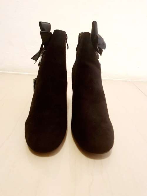** Size 4 Stylish Bow/Ribbon Suede Ankle Boots Sizes 4 ONLY**Black