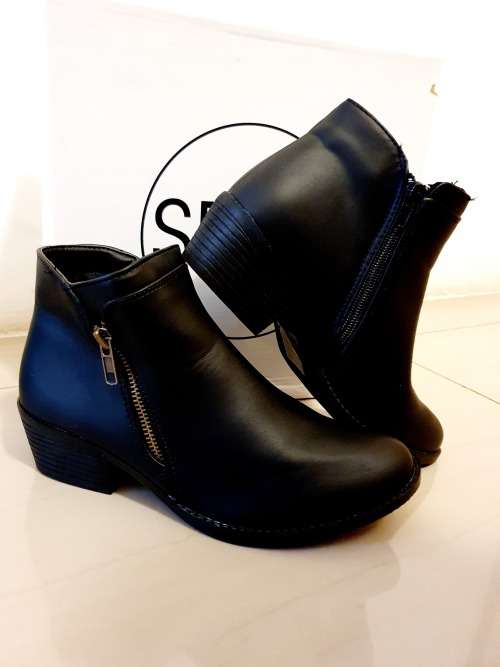 Sizes 5 **Stunning Ankle Boots with Double side Zips**PU Leather **Sizes 5 ** Black