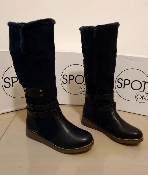 ** Size 6 PU Leather & Faux Suede * Knee High PU Leather Boots ** Size 6 ONLY ** Black