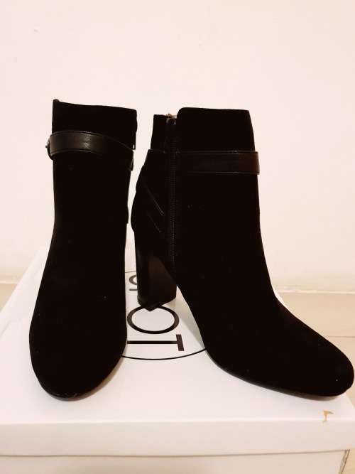 ** Stunning ** Size 4 / 6 Single Buckle Suede Ankle Boots Sizes 4 / 6 ONLY**Black