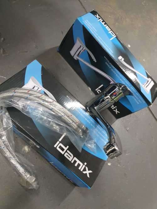 ***R1399*** Brand New!! Hot & Cold water Mixer Tap with Hose MIRROR SHINE