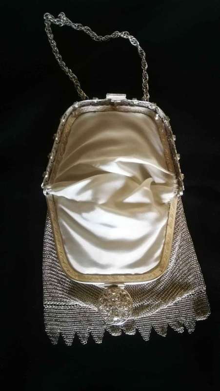 Beautiful Vintage Victorian Style Silver Chain Purse.