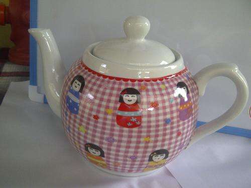 Gorgeous japanese porcelain teapot
