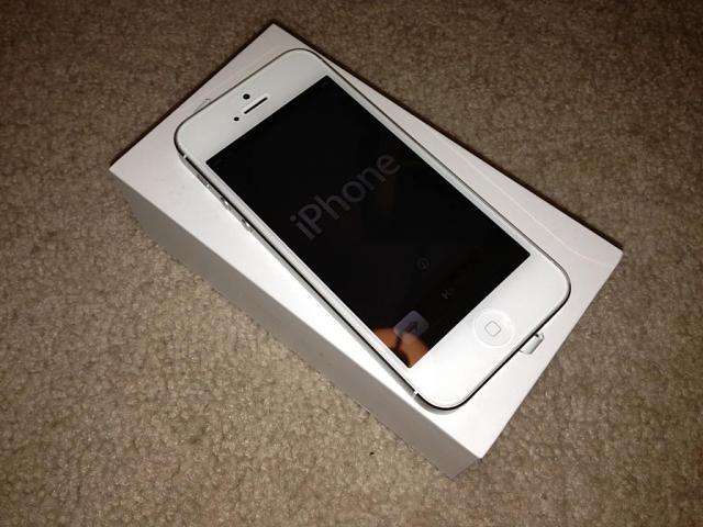 Iphone 5 32gb white in origanal box and accessories in brand new condition