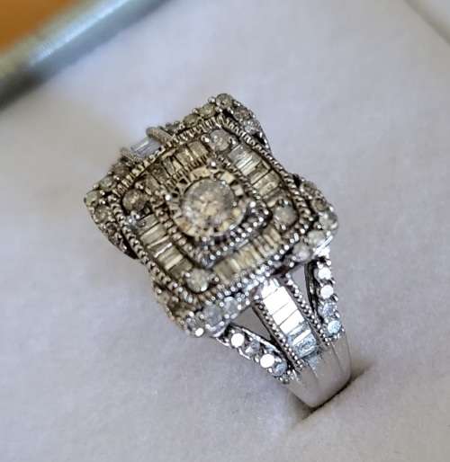 Stunning 10k White Gold Diamond Ring