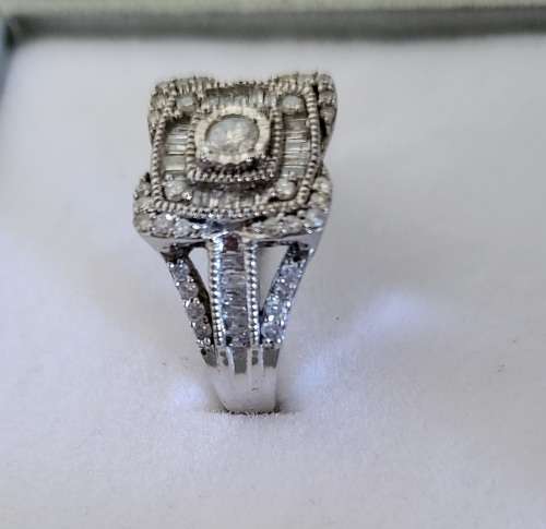 Stunning 10k White Gold Diamond Ring