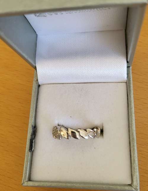 10kt solid 3.18 grams White Gold, Diamond Ring.
