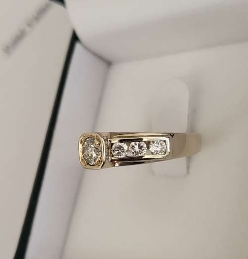 18ct Yellow Gold Diamond Ring. 7 diamonds, totalling 0.58ct