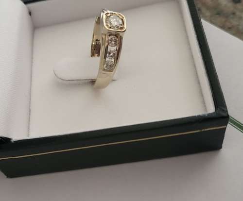 18ct Yellow Gold Diamond Ring. 7 diamonds, totalling 0.58ct