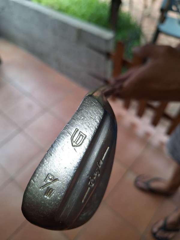 GOLF CLUB SET - Please see pictures for full description and condition