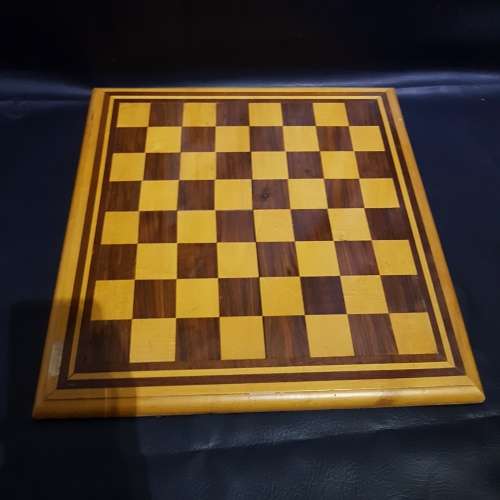 Beautiful wooden chessboard with plastic chess pieces complete!!!!!!!