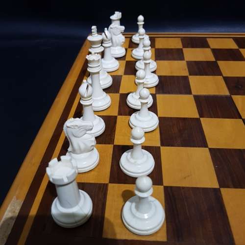Beautiful wooden chessboard with plastic chess pieces complete!!!!!!!