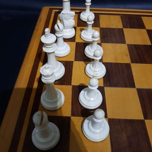 Beautiful wooden chessboard with plastic chess pieces complete!!!!!!!