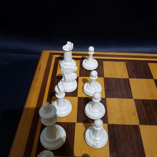 Beautiful wooden chessboard with plastic chess pieces complete!!!!!!!