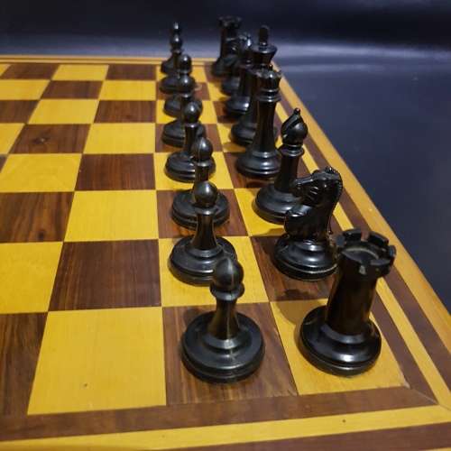 Beautiful wooden chessboard with plastic chess pieces complete!!!!!!!
