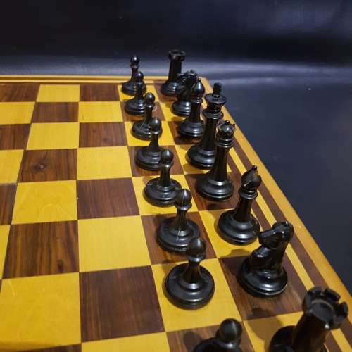 Beautiful wooden chessboard with plastic chess pieces complete!!!!!!!
