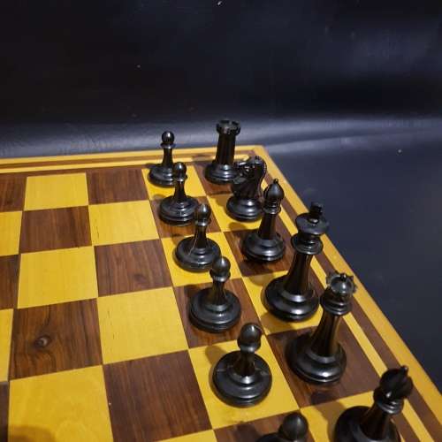 Beautiful wooden chessboard with plastic chess pieces complete!!!!!!!