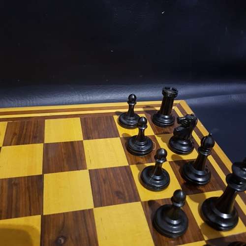 Beautiful wooden chessboard with plastic chess pieces complete!!!!!!!