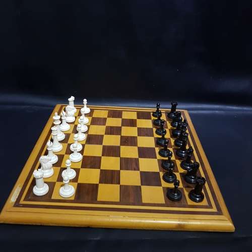 Beautiful wooden chessboard with plastic chess pieces complete!!!!!!!