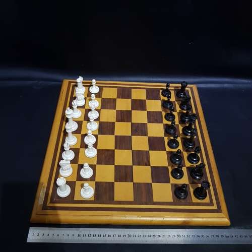 Beautiful wooden chessboard with plastic chess pieces complete!!!!!!!