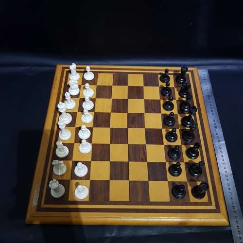 Beautiful wooden chessboard with plastic chess pieces complete!!!!!!!