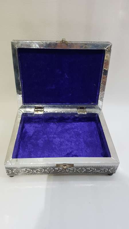 BEAUTIFUL  highly detailed jewelry box!!!!!!