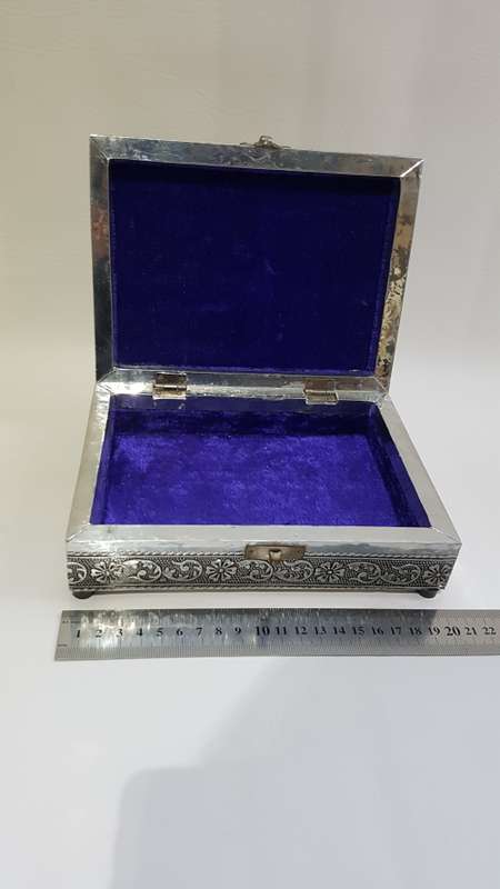 BEAUTIFUL  highly detailed jewelry box!!!!!!