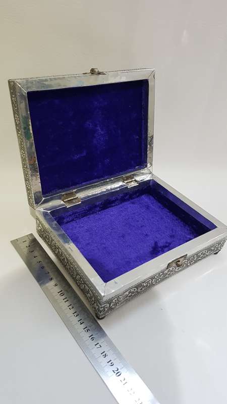 BEAUTIFUL  highly detailed jewelry box!!!!!!