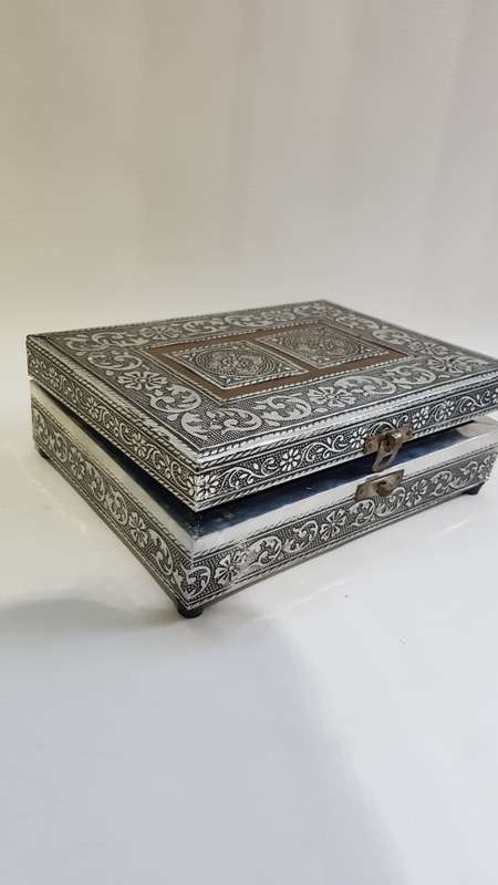 BEAUTIFUL  highly detailed jewelry box!!!!!!