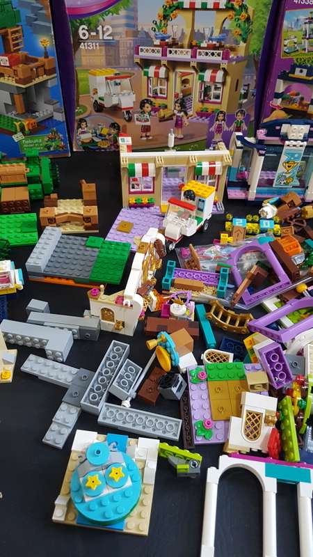Large collection of mixed LEGOS bid for all!!!!!