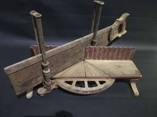 Solid cast metal hand  mighter saw!!!!!