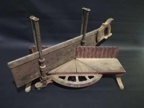 Solid cast metal hand  mighter saw!!!!!