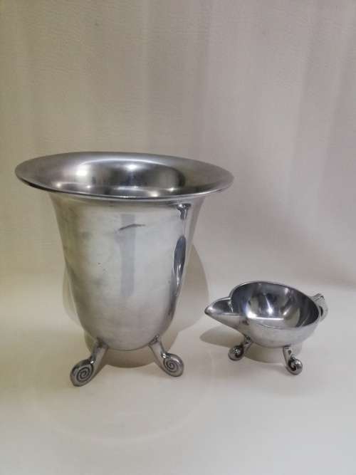 Beautiful large Carrol Boyes styled prieces bid for both vase is  25cm tall!!!!!