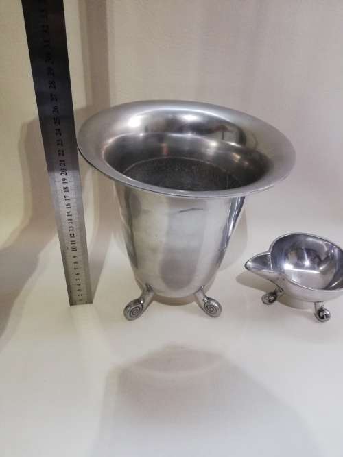 Beautiful large Carrol Boyes styled prieces bid for both vase is  25cm tall!!!!!