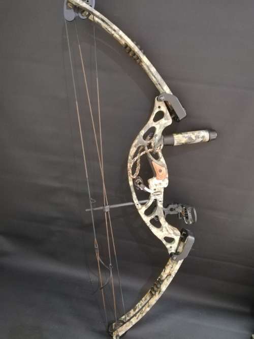 HOYT USA ZR200 COMPOND BOW with bag and a collection of arrows bid for all bow in good condition!!!!