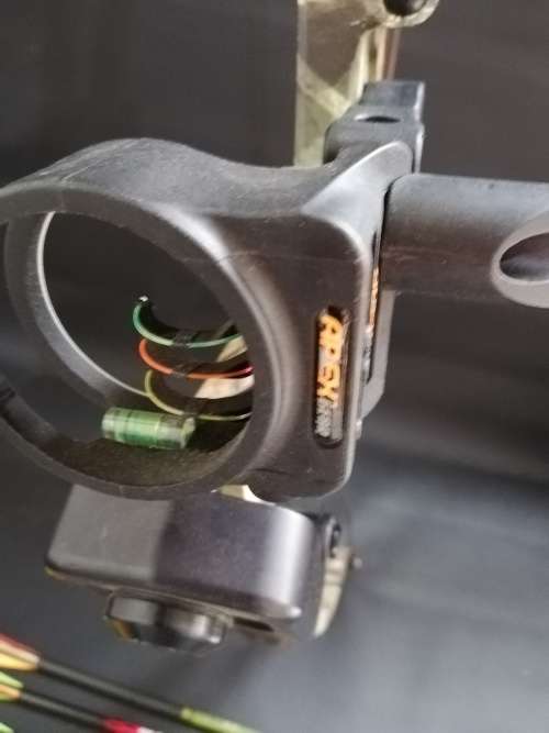 HOYT USA ZR200 COMPOND BOW with bag and a collection of arrows bid for all bow in good condition!!!!