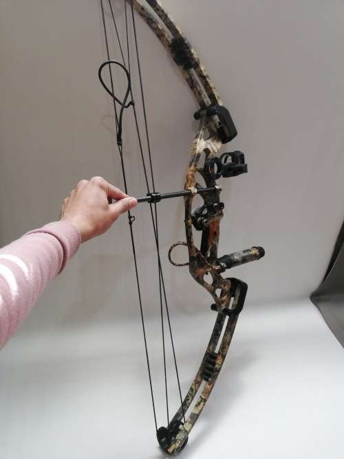 HOYT USA ZR200 COMPOND BOW with bag and a collection of arrows bid for all bow in good condition!!!!
