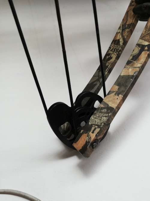HOYT USA ZR200 COMPOND BOW with bag and a collection of arrows bid for all bow in good condition!!!!