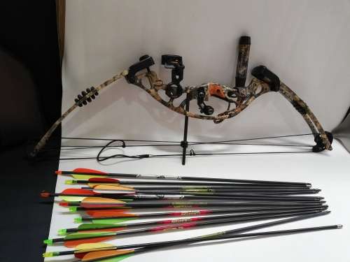 HOYT USA ZR200 COMPOND BOW with bag and a collection of arrows bid for all bow in good condition!!!!