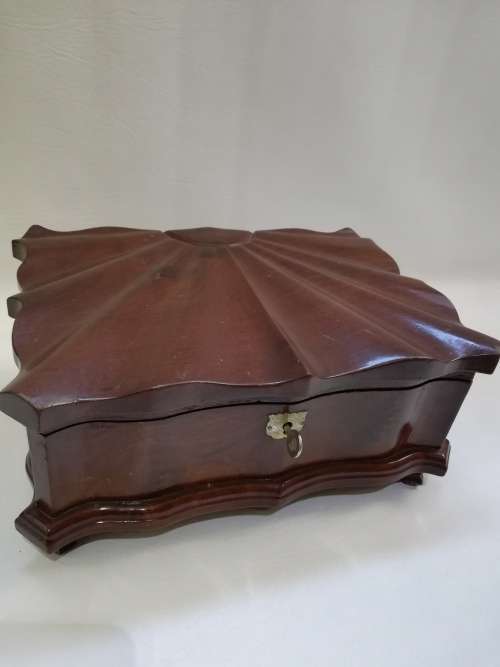 Vintage Solid large Beatifull wooden case with glass and key!!!!!