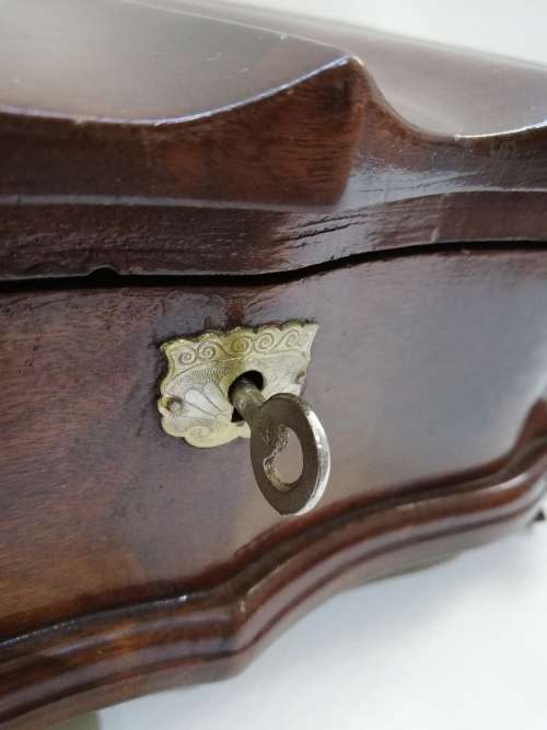 Vintage Solid large Beatifull wooden case with glass and key!!!!!