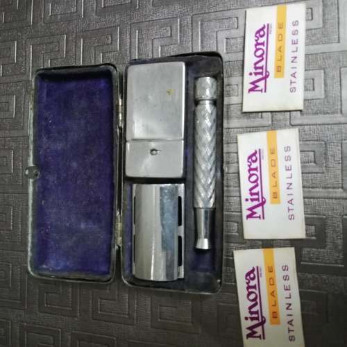 Vintage Gillett razor blade with case!!!