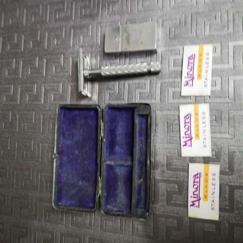 Vintage Gillett razor blade with case!!!