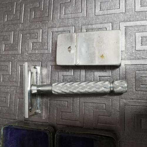 Vintage Gillett razor blade with case!!!