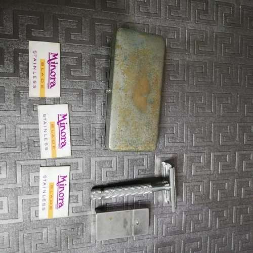 Vintage Gillett razor blade with case!!!