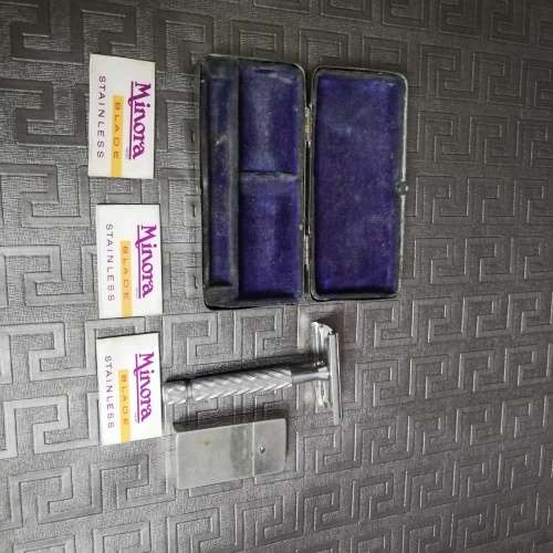 Vintage Gillett razor blade with case!!!